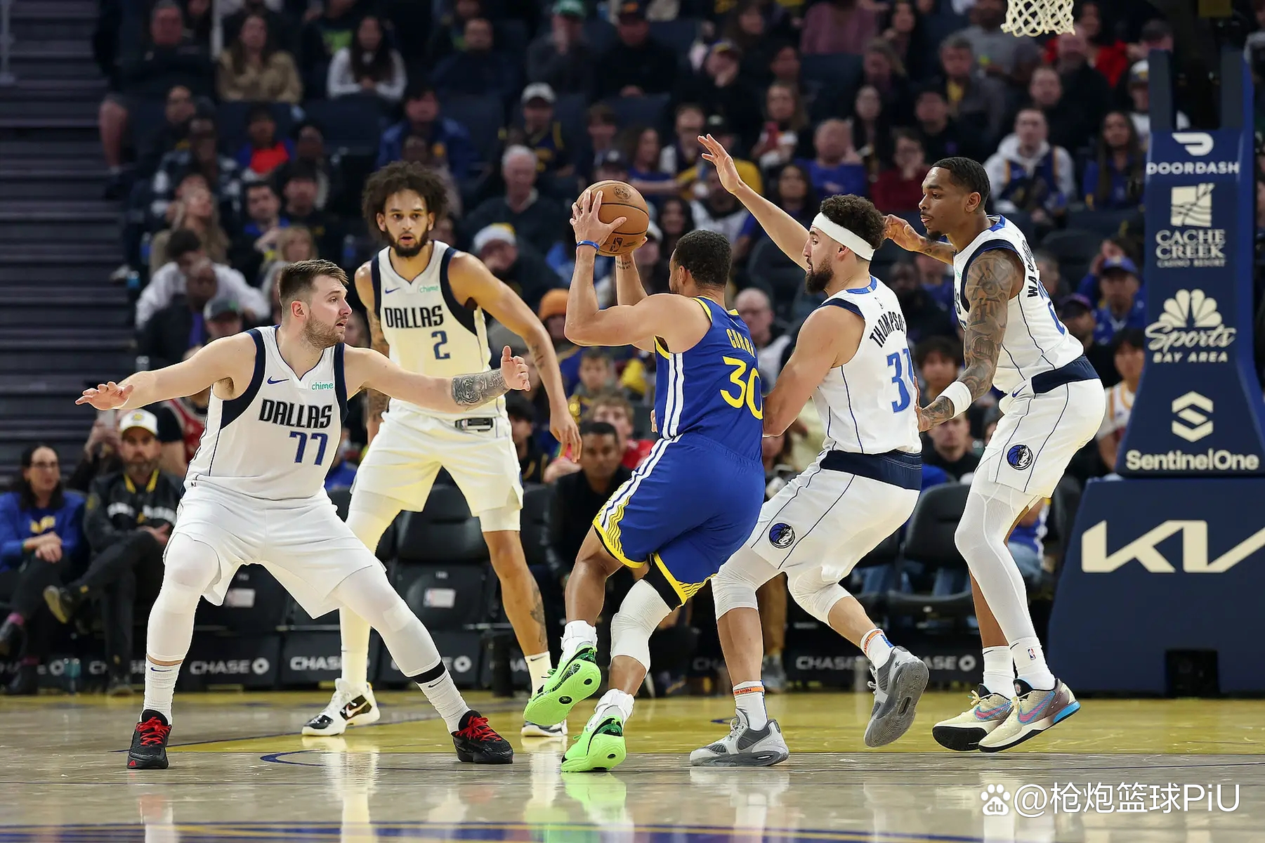 穆古鲁扎与40激战加拿大队分钟,险胜胜负难料!,库里焦点对战赛场气氛高涨 穆古鲁扎与40激战加拿大队分钟,险胜胜负难料!,库里焦点对战赛场气氛高涨